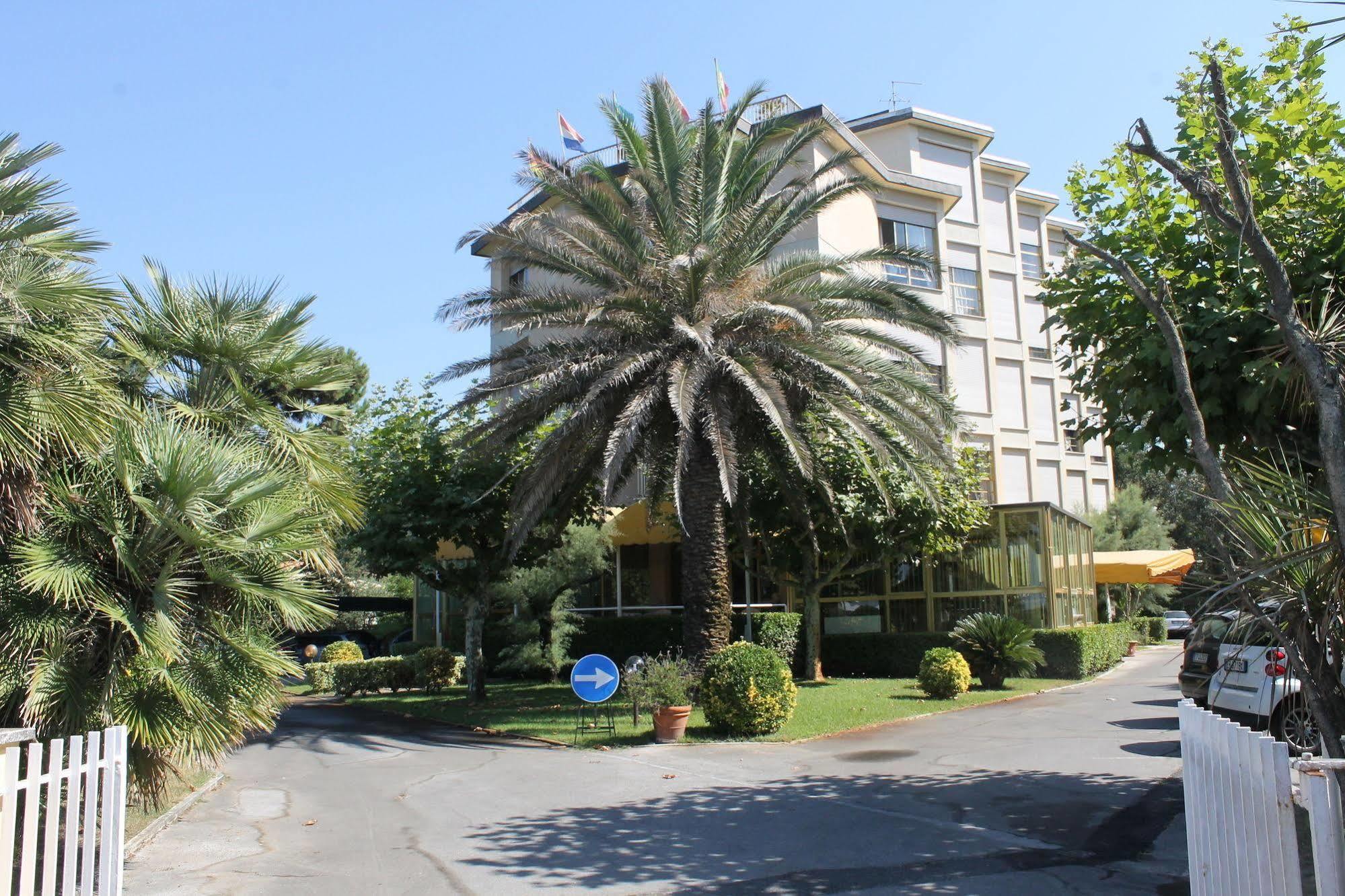 Hotel Brasilia Marina di Pietrasanta Exteriör bild